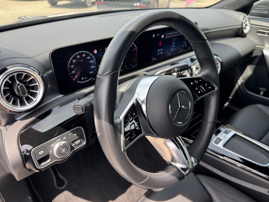 CLA 200 SB LEDER+SHZ+NAVI+LED+KEYLESS+PDC+RFK LM