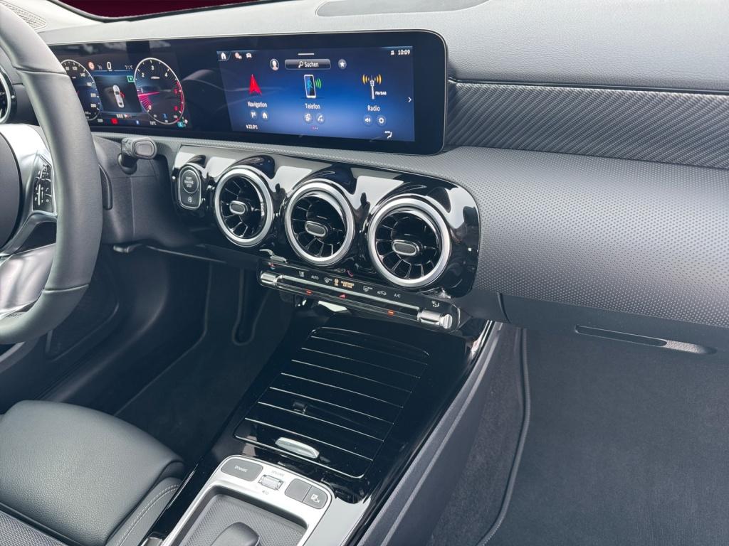 A 180d 8G-DCT Limousine NAVI+AHK+LED+SHZ+KAMERA