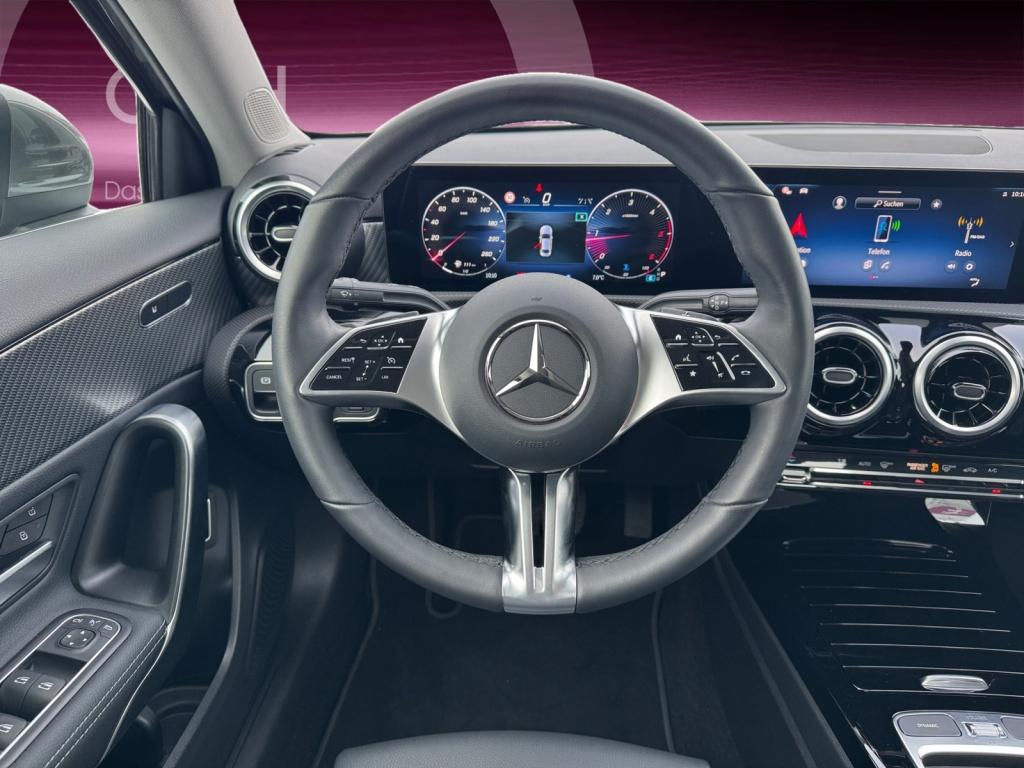 A 180d 8G-DCT Limousine NAVI+AHK+LED+SHZ+KAMERA