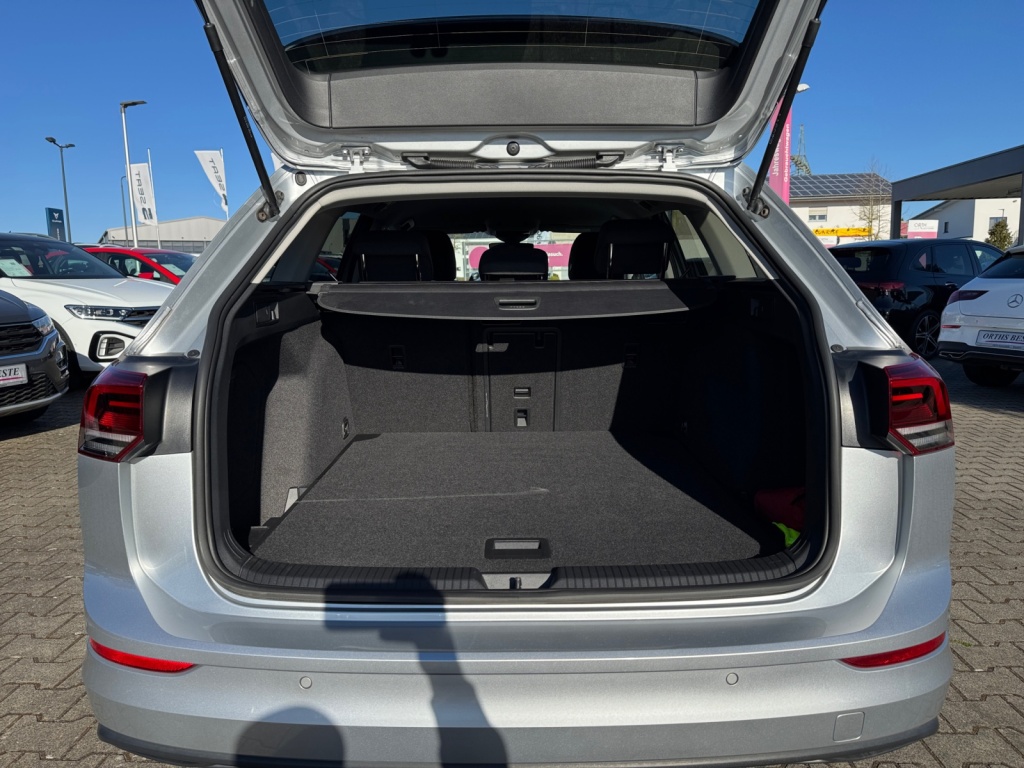 Golf VIII Variant LIFE 2.0 TDI DSG+NAVI+SHZ+LED