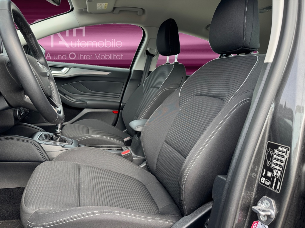 Focus 2.0 EcoBlue Titanium NAVI+CAR-PLAY+SHZ+LED