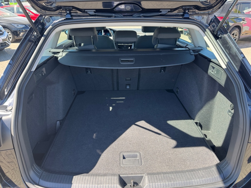 Golf VIII 1.5 eTSI Life AHK+NAVI+SHZ+ACC+LED ACC