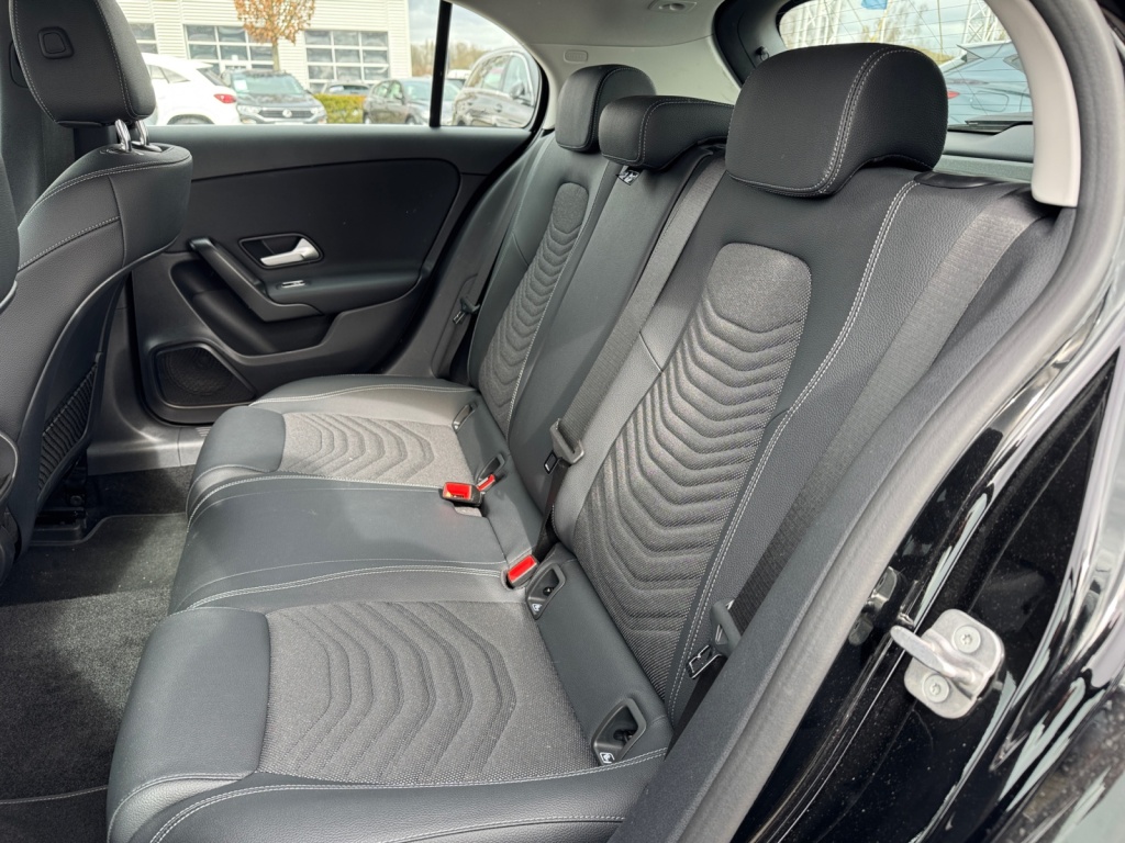 A 180 d 8-G DCT NAVI+KLIMA+SHZ+RFK+LED+SPUR+ALU