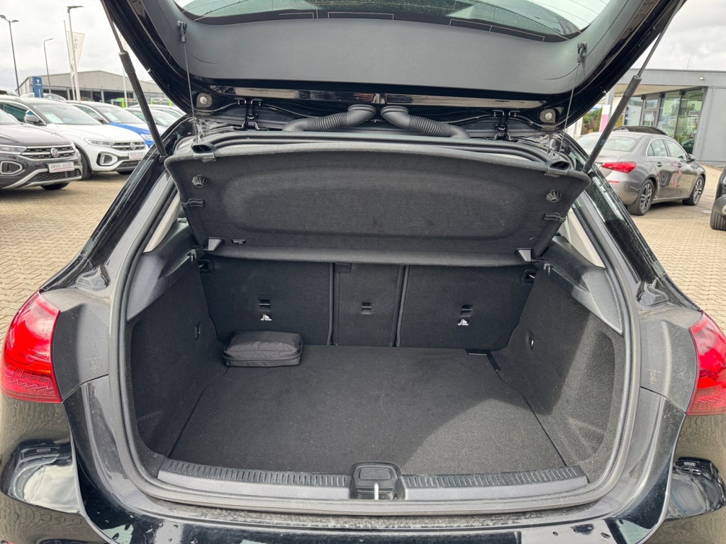 A 180 d 8-G DCT NAVI+KLIMA+SHZ+RFK+LED+SPUR+ALU