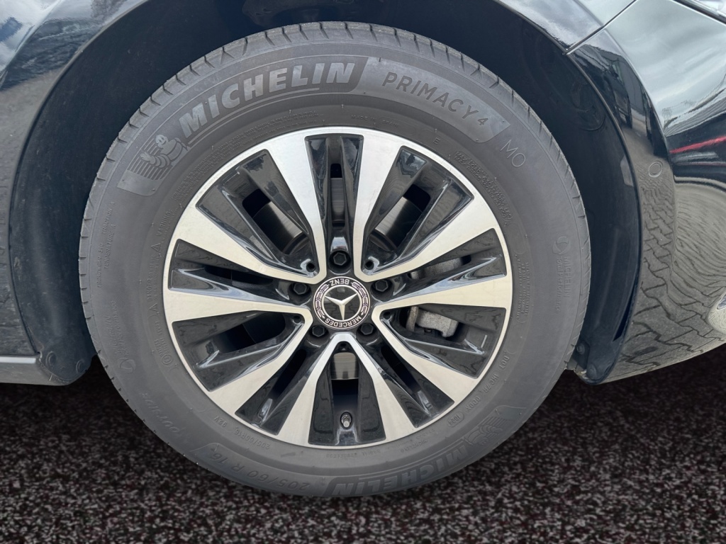 A 180 d 8-G DCT NAVI+KLIMA+SHZ+RFK+LED+SPUR+ALU