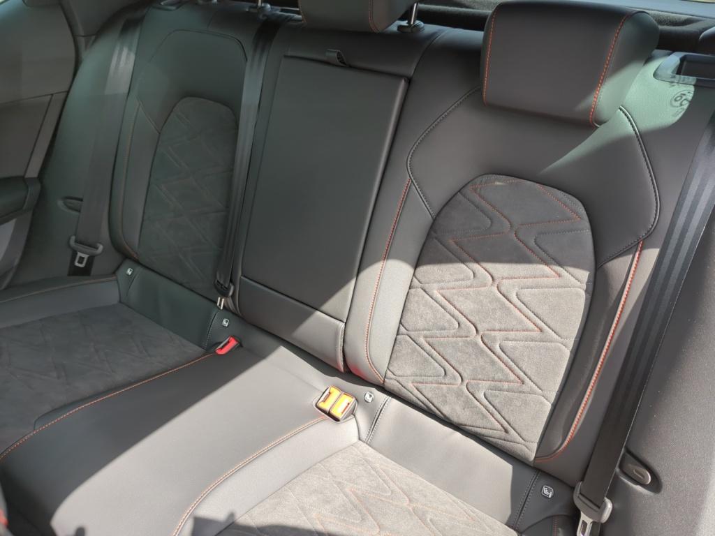 Leon FR 2.0TDI DSG+PANO+NAVI+SHZ+KESSY+PDC+LED