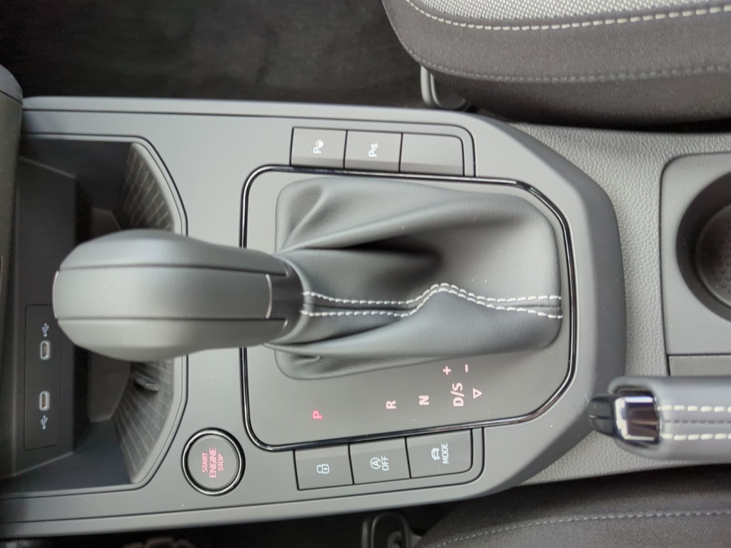 Arona 1.0 TSI FR DSG+NAVI+SHZ+SOUND+LED+18+RFK